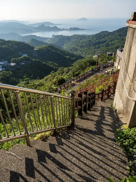 YENİ TAIPEI TAIWAN - 27 Ağustos 2024: Gezen ve alışveriş yapan turistlerle Jiufen eski caddesi. Geleneksel Çin fenerleri dar sokaklar boyunca asılı. Taipei yakınlarında popüler bir seyahat merkezidir..