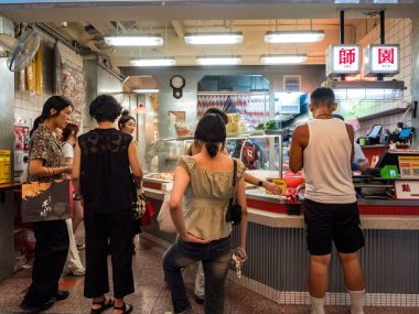 Taipei City, Tayvan - 27 Ağustos 2024 'te Tayvan' ın Taipei şehrinde Ximending semt cephesi. Moda, film, restoran ve sokak yemeklerinin popüler bir mekanıdır..