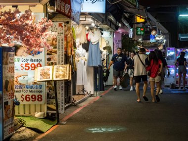 Taipei City, Tayvan - 27 Ağustos 2024 'te Tayvan' ın Taipei şehrinde Ximending semt cephesi. Moda, film, restoran ve sokak yemeklerinin popüler bir mekanıdır..