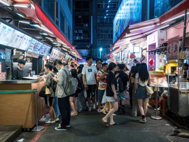 Taipei City, Tayvan - 27 Ağustos 2024 'te Tayvan' ın Taipei şehrinde Ximending semt cephesi. Moda, film, restoran ve sokak yemeklerinin popüler bir mekanıdır..