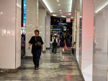 Taipei City, Tayvan - 27 Ağustos 2024 'te Tayvan' ın Taipei şehrinde Ximending semt cephesi. Moda, film, restoran ve sokak yemeklerinin popüler bir mekanıdır..