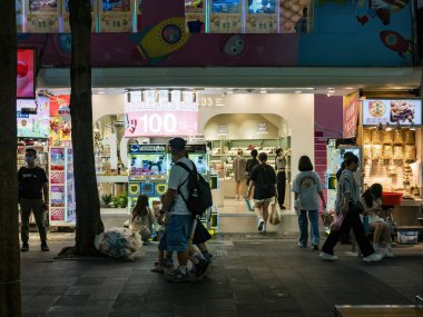 Taipei City, Tayvan - 27 Ağustos 2024 'te Tayvan' ın Taipei şehrinde Ximending semt cephesi. Moda, film, restoran ve sokak yemeklerinin popüler bir mekanıdır..