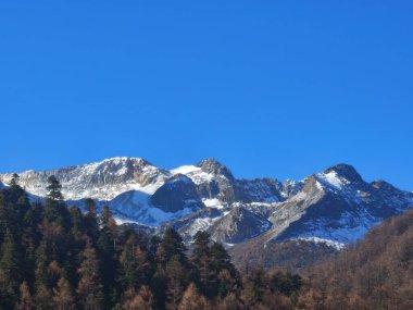 Aralık 2024, Yading ulusal doğa rezervi, Sichuan, Çin: Kar dağları ve çayırlar gibi güzel doğa ve manzaralar. Bu, Çin 'in Sichuan kentinin en çok izlenen turistik yeridir.