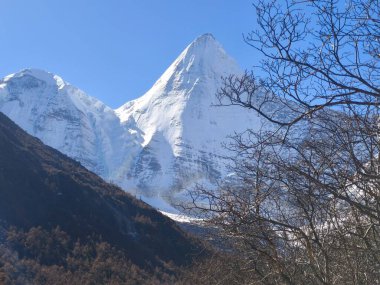 Aralık 2024, Yading ulusal doğa rezervi, Sichuan, Çin: Kar dağları ve çayırlar gibi güzel doğa ve manzaralar. Bu, Çin 'in Sichuan kentinin en çok izlenen turistik yeridir.