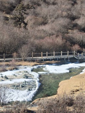 Aralık 2024, Yading ulusal doğa rezervi, Sichuan, Çin: Kar dağları ve donmuş su gölü gibi güzel doğa ve manzaralar. Bu, Çin 'in Sichuan kentinin en çok izlenen turistik yeridir.