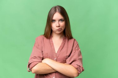 Genç, güzel, sarışın, soyutlanmış, mutsuz bir yüzü olan bir kadın.