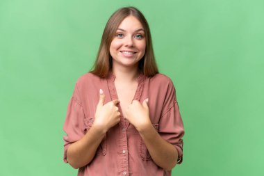 Genç, güzel, sarışın bir kadın, izole edilmiş, yüzünde sürpriz bir ifade var.