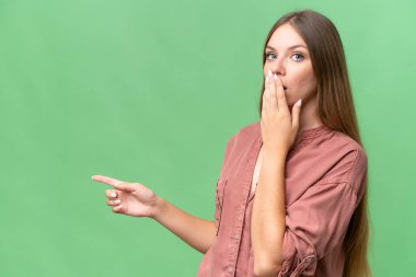 Genç, güzel, sarışın bir kadın, yalıtılmış bir arka planda, sürpriz bir ifadeyle.