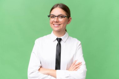 Kafkasyalı genç bir kadın izole edilmiş arka planda kollarını ön cephede kavuşturuyor.