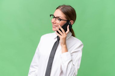 Tecrit edilmiş bir geçmişi olan beyaz bir kadın cep telefonuyla sohbet ediyor.