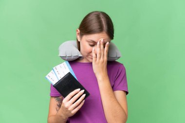 Şişirilebilir seyahat yastığı olan genç, güzel sarışın kadın izole edilmiş arka planda yorgun ve hasta bir yüz ifadesi var.