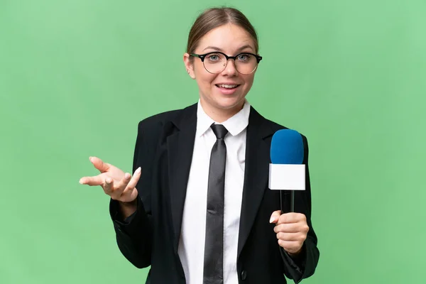 Joven Presentadora Televisión Mujer Caucásica Sobre Fondo Aislado Con Expresión — Foto de Stock