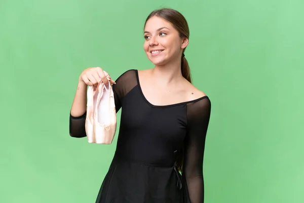 Jovem Bela Mulher Loira Praticando Balé Sobre Fundo Isolado Olhando — Fotografia de Stock