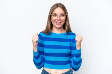 Beyaz arka planda izole edilmiş genç, güzel sarışın kadın galibiyeti kutluyor.