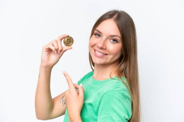 Beyaz arka planda izole edilmiş Bitcoin tutan güzel sarışın kadın.
