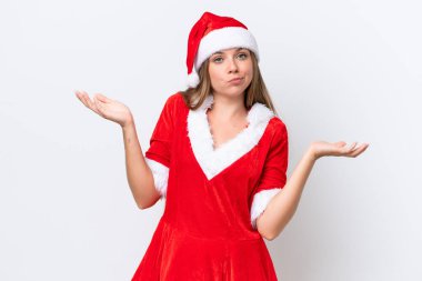 Anne Noel gibi giyinmiş genç beyaz bir kadın beyaz arka planda izole edilmiş ellerini kaldırırken şüpheleri var.