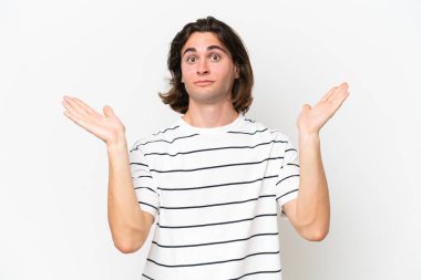 Beyaz arka planda izole edilmiş genç yakışıklı şüpheli hareketler yapıyor.