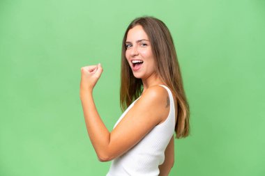 Genç, güzel bir kadın, izole edilmiş geçmişinde zaferi kutluyor.