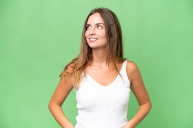 Tecrit edilmiş genç ve güzel bir kadın. Bir yandan bakarken bir fikir düşünüyor.