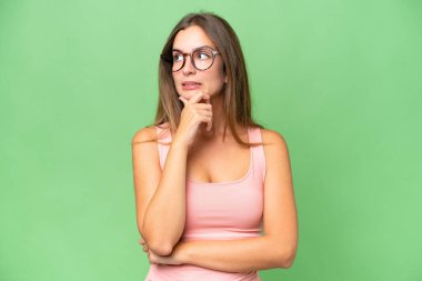 Tecrit edilmiş genç ve güzel bir kadın. Şüpheleri ve düşünceleri var.