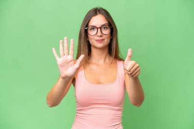 Tecrit edilmiş genç ve güzel bir kadın. Parmaklarıyla altı kişi sayıyor.