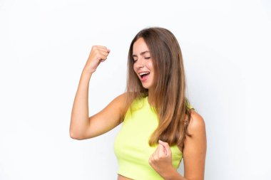 Beyaz arka planda izole edilmiş beyaz bir kadın zaferi kutluyor.