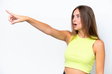 Beyaz arka planda izole edilmiş genç beyaz kadın...