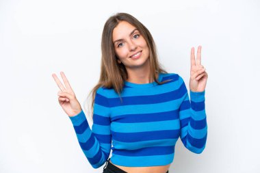 Beyaz arka planda izole edilmiş beyaz bir kadın zafer işareti gösteriyor.