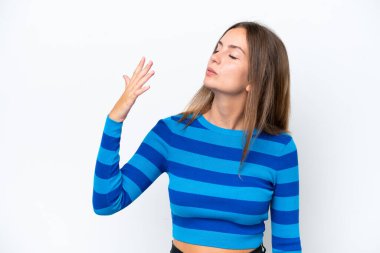 Beyaz arka planda izole edilmiş, yorgun ve hasta bir yüzü olan beyaz bir kadın.