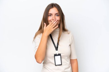 Beyaz arka planda izole edilmiş genç ve güzel bir kadın mutlu ve ağzı kapalı gülümsüyor.