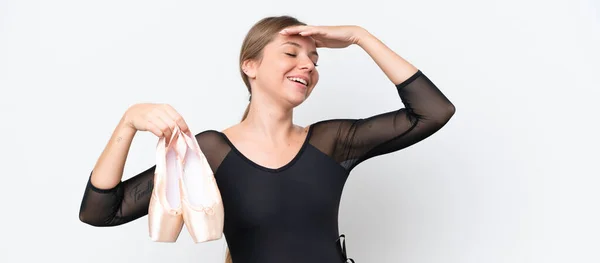 Giovane Bella Donna Bionda Pratica Balletto Isolato Sfondo Bianco Sorridente — Foto Stock