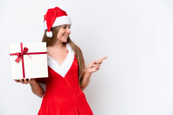 白地に白い背景に孤立したプレゼントを持つママノエルとして身に着けている若い白人女性は 製品を提示する — ストック写真