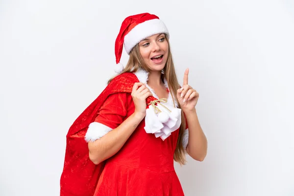 若いですCaucasian女性として服を着てママNoel保持クリスマスサック隔離上の白い背景に実現しようとして解決策を持ち上げながら指 — ストック写真