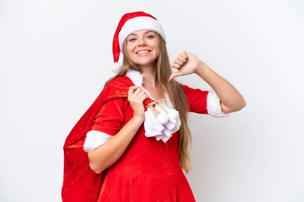 若いですCaucasian女性として身に着けていますママノエル保持クリスマスサック孤立した白い背景誇りと自己満足 — ストック写真