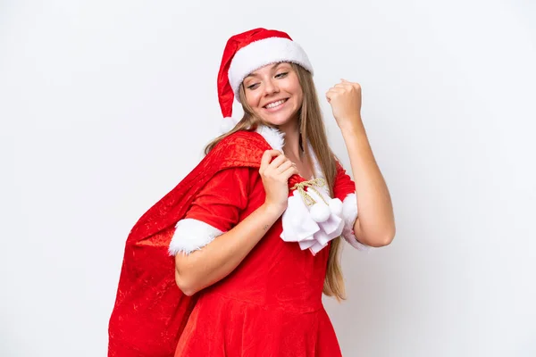 Jovem Caucasiana Vestida Como Mamãe Noel Segurando Saco Natal Isolado — Fotografia de Stock
