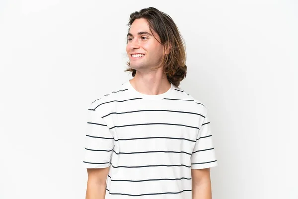 Jonge Knappe Man Geïsoleerd Witte Achtergrond Kijken Naar Zijkant Glimlachen — Stockfoto