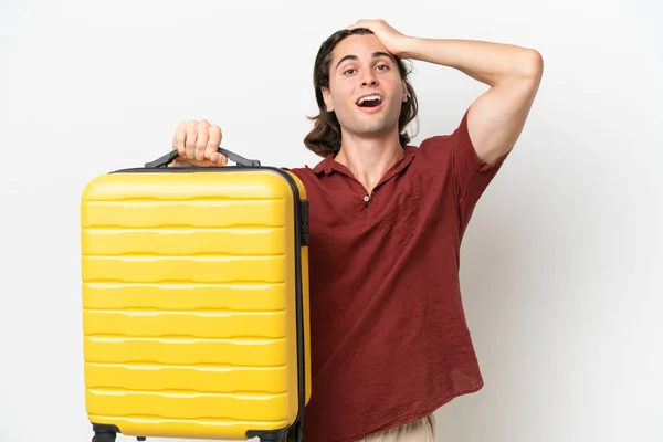 年轻英俊的男子穿着旅行箱 背景洁白 带着惊喜度假 — 图库照片