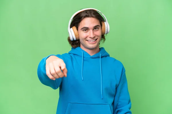Jonge Knappe Man Geïsoleerd Groene Chroma Achtergrond Luisteren Muziek — Stockfoto