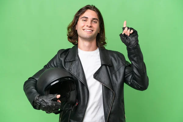 若いですハンサムな男とともにオートバイヘルメット隔離上の緑のクロマ背景指摘素晴らしいアイデア — ストック写真