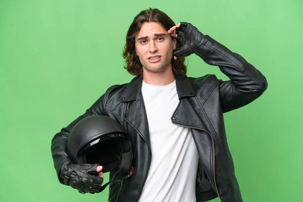 若いですハンサムな男とともにオートバイヘルメット隔離上の緑色の背景を持っている疑問 — ストック写真