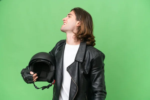 Молодой Красивый Мужчина Мотоциклетным Шлемом Изолированным Зеленом Фоне Хромы Смеется — стоковое фото