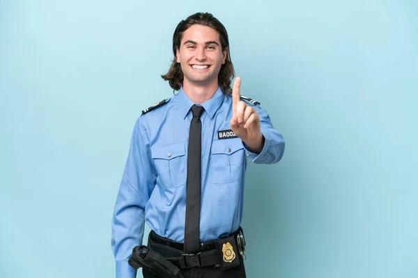 Młody Policjant Biały Człowiek Odizolowany Niebieski Tło Pokazując Podnosząc Palec — Zdjęcie stockowe