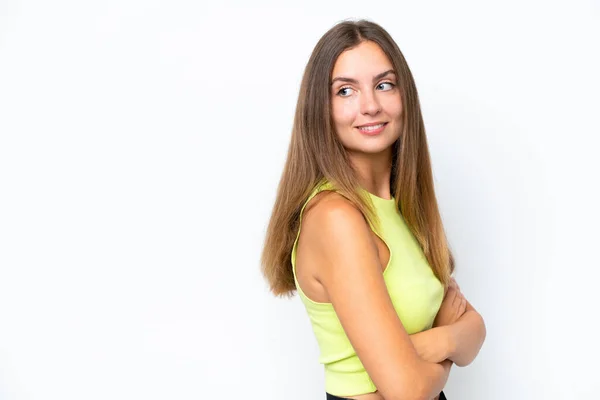 Junge Kaukasische Frau Isoliert Auf Weißem Hintergrund Zur Seite Schauend — Stockfoto