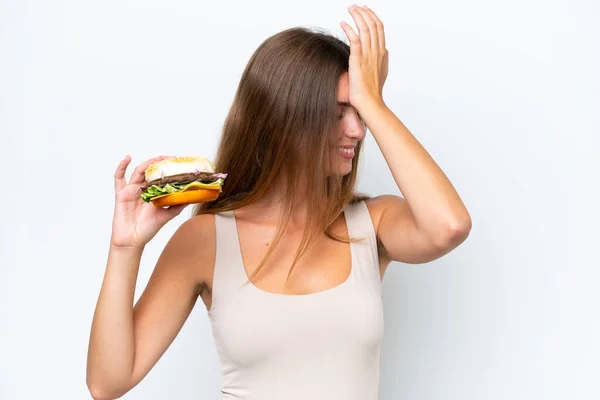 Młoda Ładna Kobieta Trzymając Hamburgera Białym Tle Zdała Sobie Sprawę — Zdjęcie stockowe