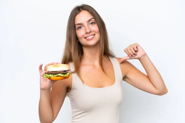 Beyaz Arka Planda Kendini Beğenmiş Gururlu Bir Hamburger Tutan Güzel — Stok fotoğraf