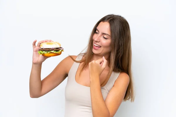 Młoda Ładna Kobieta Trzyma Hamburgera Białym Tle Świętując Zwycięstwo — Zdjęcie stockowe