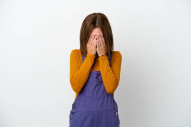 Genç İngiliz kadın, yorgun ve hasta bir ifadeyle beyaz arka planda izole edilmiş.