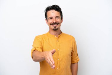 Bıyıklı genç adam beyaz arka planda izole edilmiş iyi bir anlaşma için el sıkışıyor.