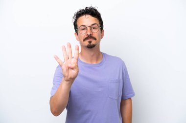 Bıyıklı genç adam beyaz arka planda izole edilmiş mutlu ve parmakları olan dört kişi sayıyor.