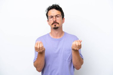 Bıyıklı genç adam beyaz arka planda izole edilmiş para hareketi yapıyor ama mahvolmuş.